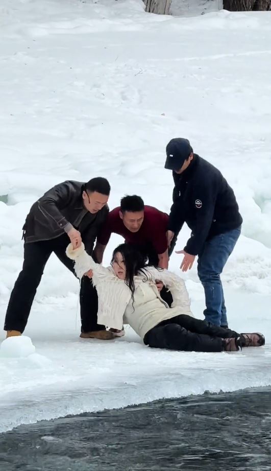 跌入冰河的两母女获现场民众合力救回。抖音＠小橙子