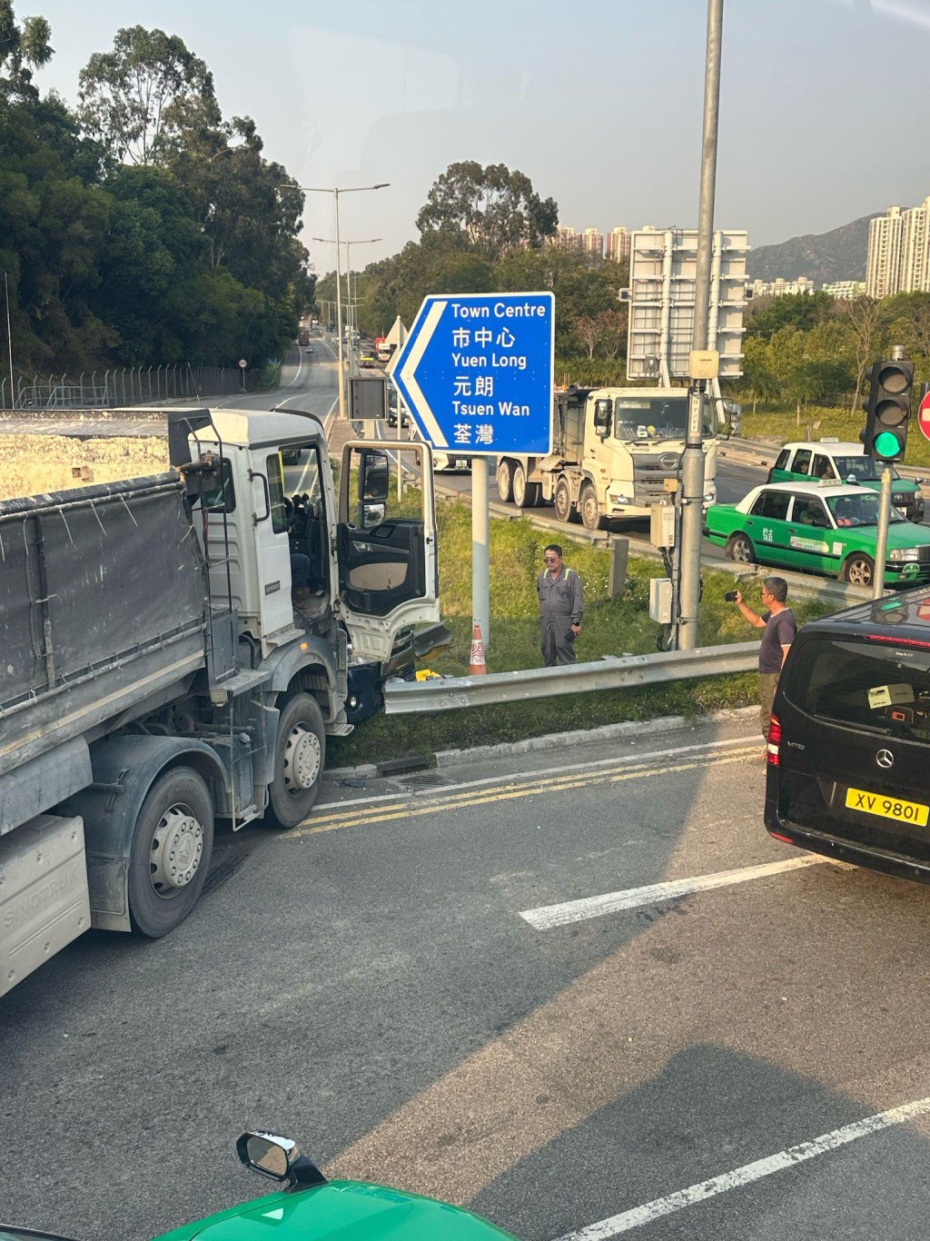 一輛重型貨車於龍富路迴旋處與一輛輕型貨車發生相撞。網上圖片