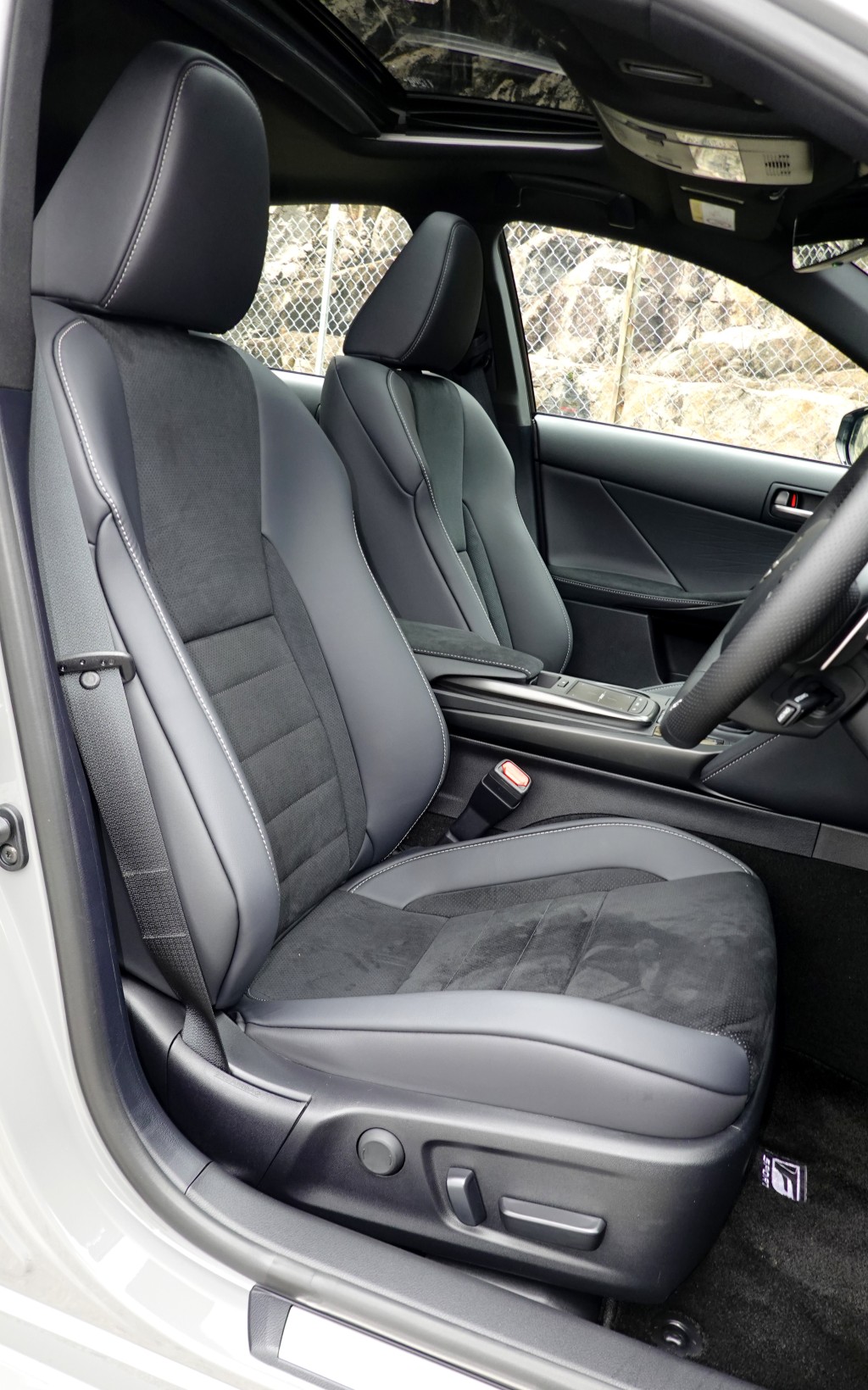 凌志LEXUS IS300h F Sport特別版香港試駕，前後兩排座椅用上Ultrasuede配Synthetic Leather皮革包裝。
