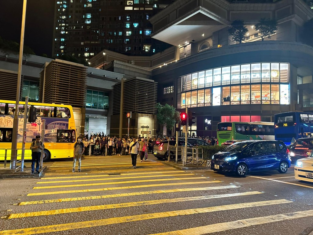入夜後的調景嶺站。 入夜後的調景嶺站。