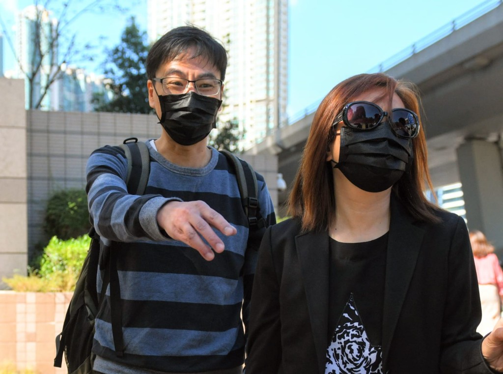 周梓樂父母離開西九法院。