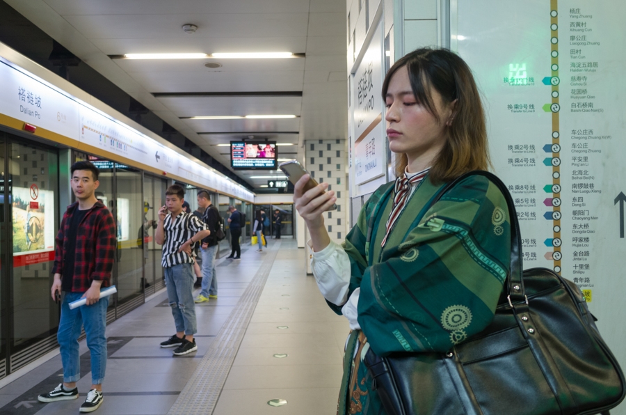 木木有時候穿着女裝走在街上，會有不少路人問他的性別。（網圖）