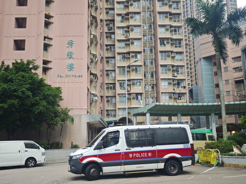 警方到場調查。 警方到場調查。