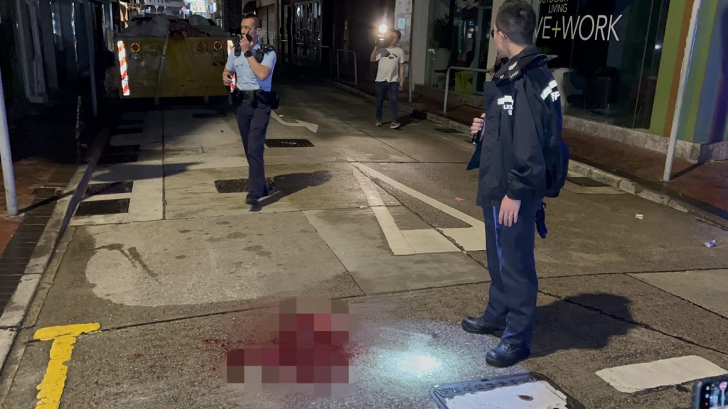 今日（16日）凌晨近5時，有兩人在柯士甸路和漆咸道南交界的行車路上遭群煞斬傷，現場遺下大灘鮮血。