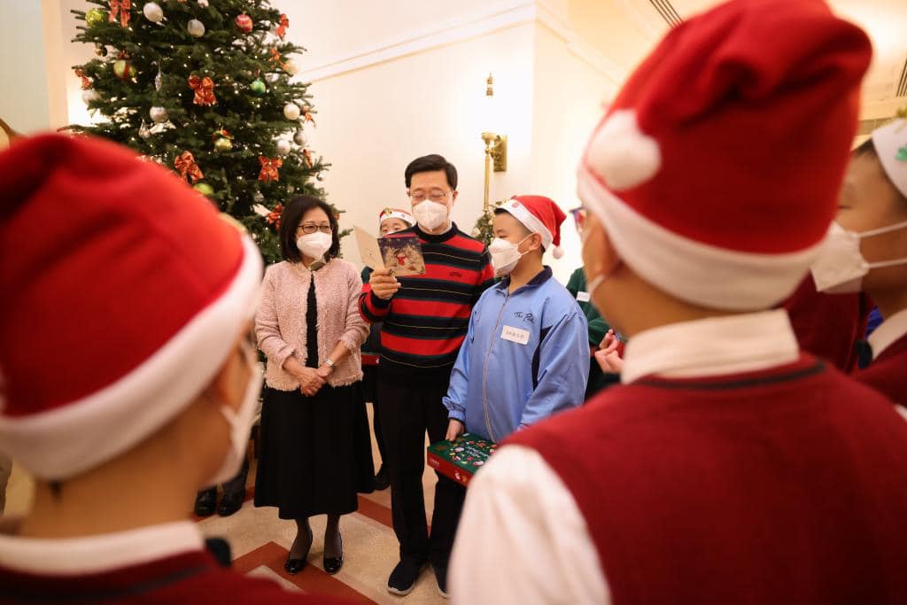 特首李家超邀请一批青少年参观礼宾府，向大家派发礼物、一起唱圣诞歌等。（李家超fb图片）