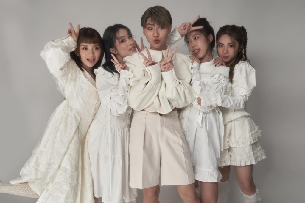 4月時與4名曾參加《造星IV》的女仔一同組成女團5trayz。