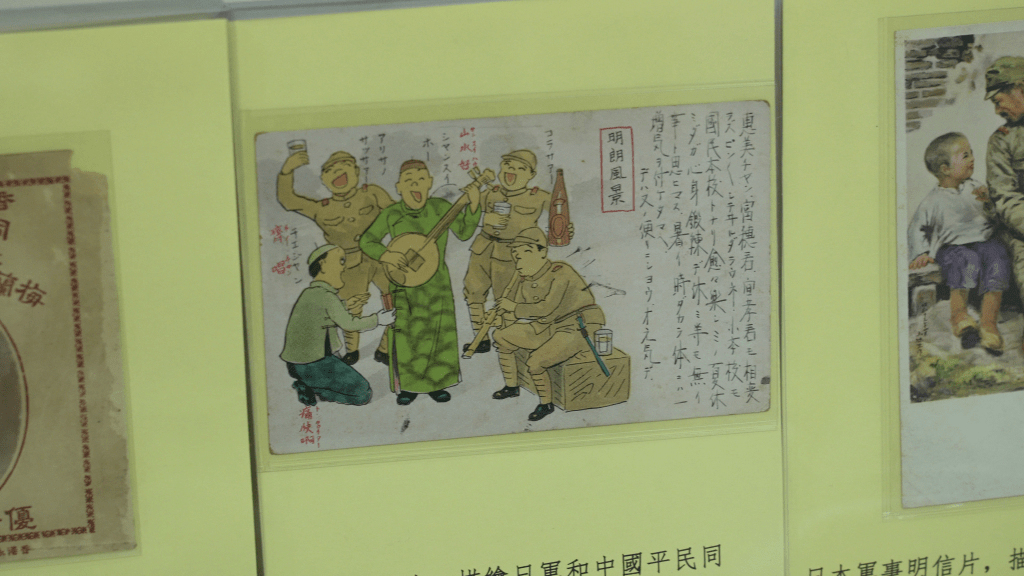 一張日軍與中國百姓開心玩音樂的明信片,揭示日軍試圖美化侵略行為。 一張日軍與中國百姓開心玩音樂的明信片,揭示日軍試圖美化侵略行為。