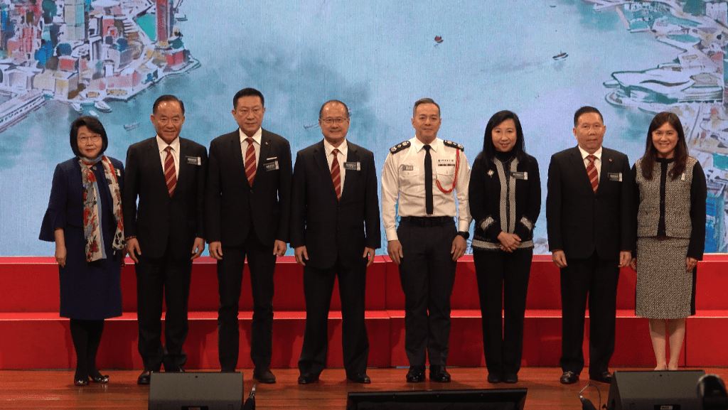 灣仔會展日前舉行「好市民獎頒獎典禮2025」，警務處處長周一鳴(中)、滅罪委員會委員何宗慈(右三)及香港中華總商會會長蔡冠深(左四)出席主禮