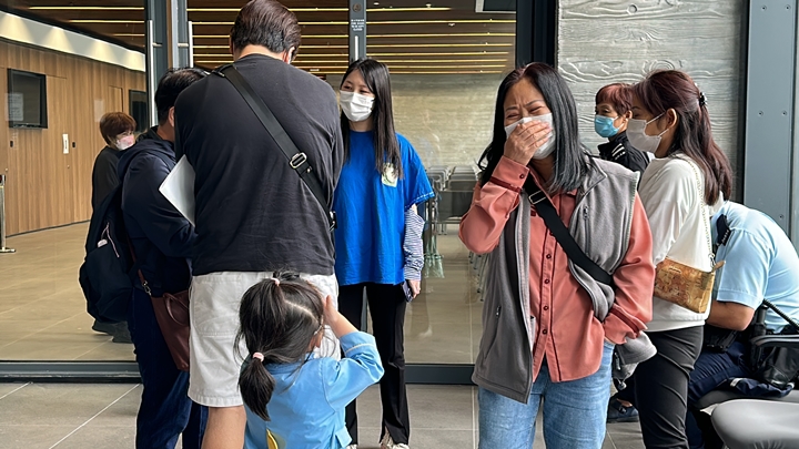 親屬認屍難掩悲痛。劉漢權攝