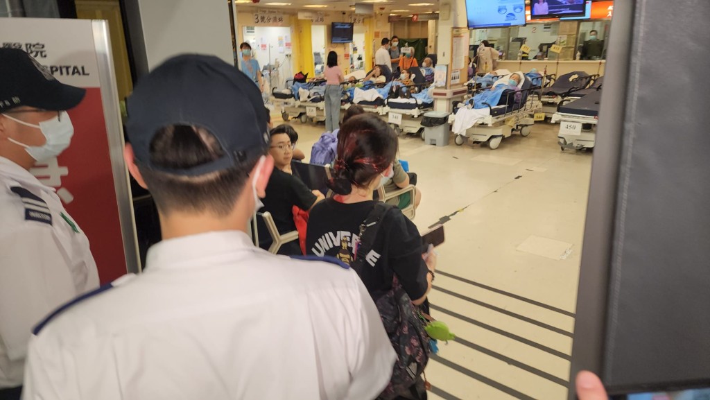 女事主由救護車送抵醫院時神志清醒,她自行走入急症室。黎志偉攝 女事主由救護車送抵醫院時神志清醒,她自行走入急症室。黎志偉攝