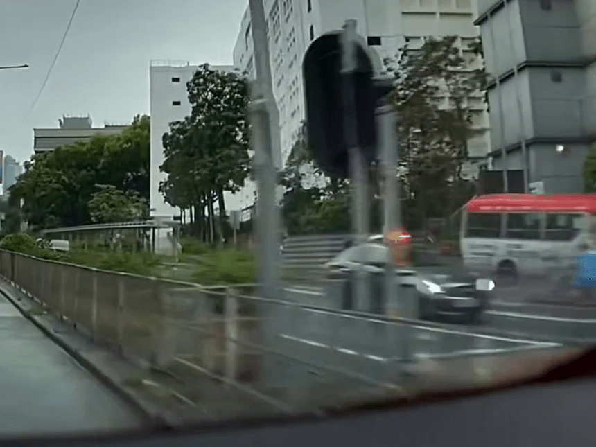 舉傘男途人走避不及捱撞。FB：Daniel Suen@車Cam L（香港群組）