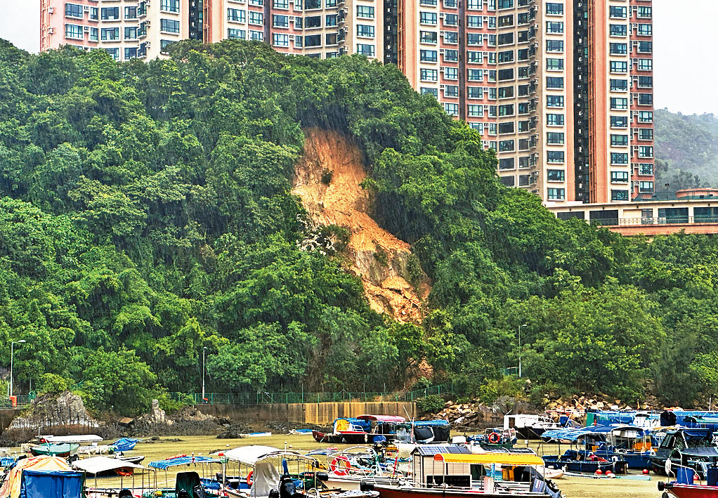 清水灣半島一幅山坡出現大面積山泥傾瀉。