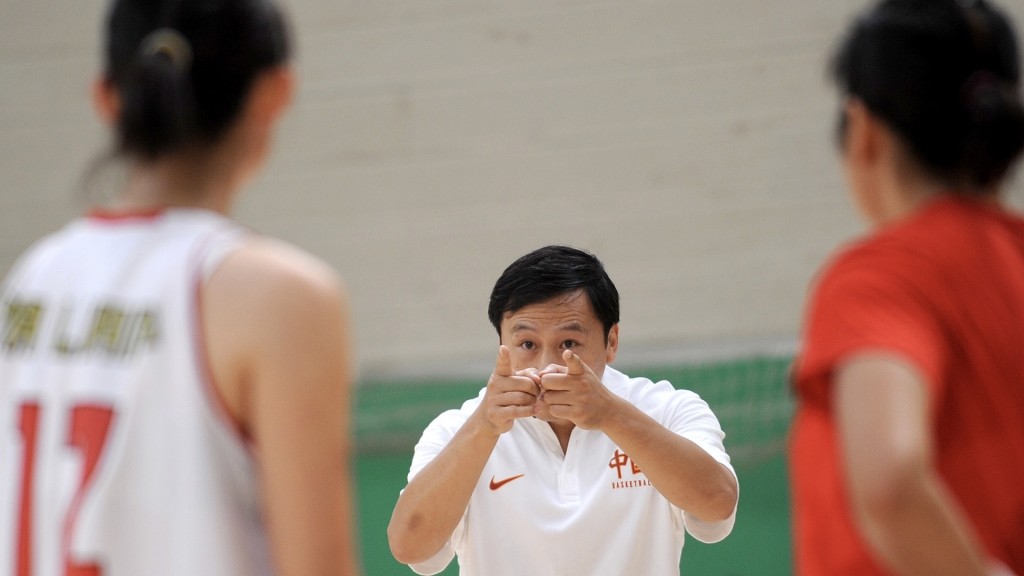 2008年，李亞光作為國家青年女籃主教練，在訓備戰亞青賽的高原集訓中講解戰術。新華社