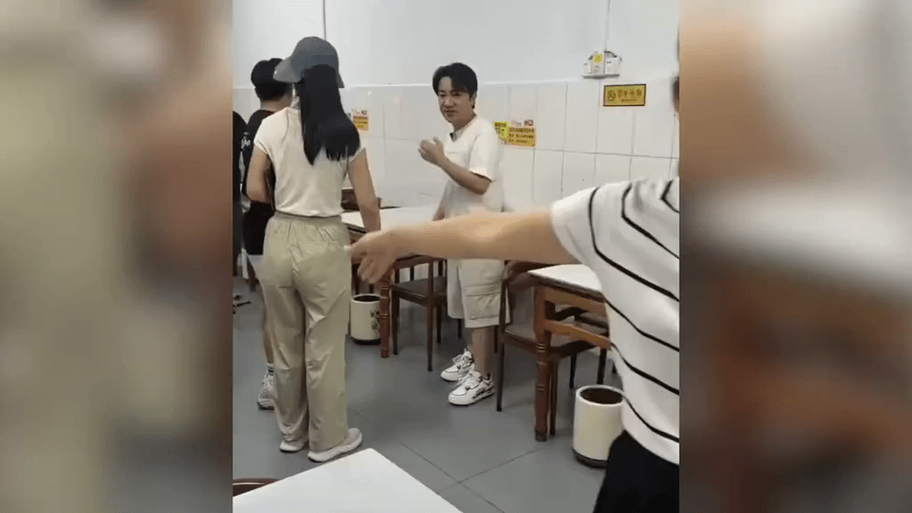 王祖蓝广西拍宣传片惹“清场”风波，当时有一名女子突然要求食客们离开，直言“食粉先出去”。