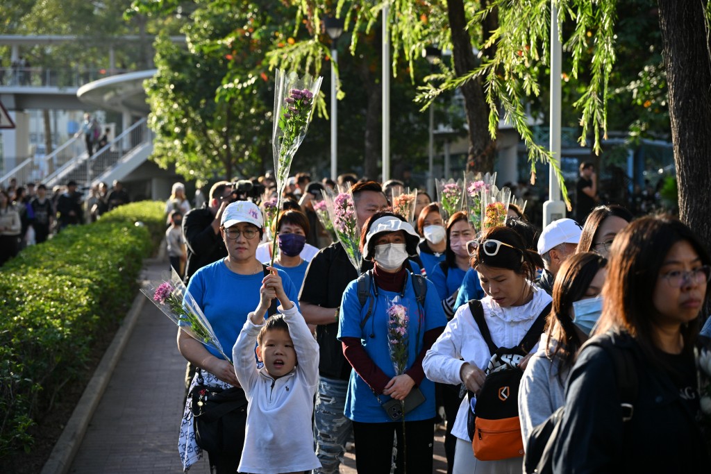 數百名市民今日到場獻花悼念死難者。
