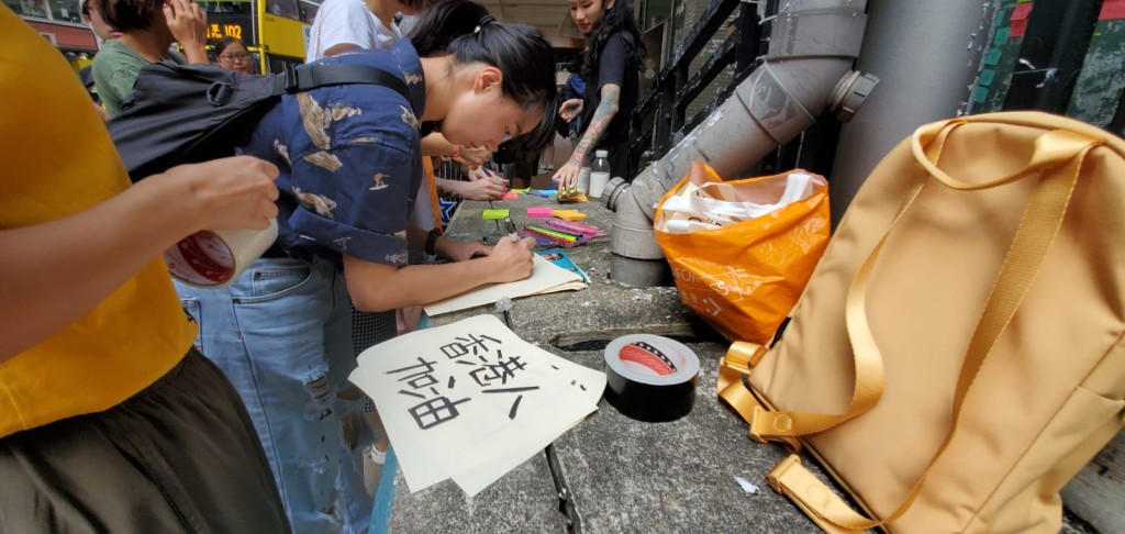 炮台山有反修例人士重整「連儂牆」。