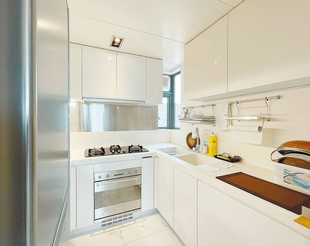 廚房設有多組亮白櫥櫃，方便置物。