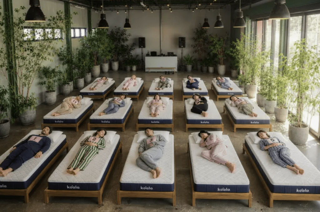参赛者将同时躺在Koala床垫上，戴上睡眠监测仪器，展开长达90分钟的“睡眠竞技”。