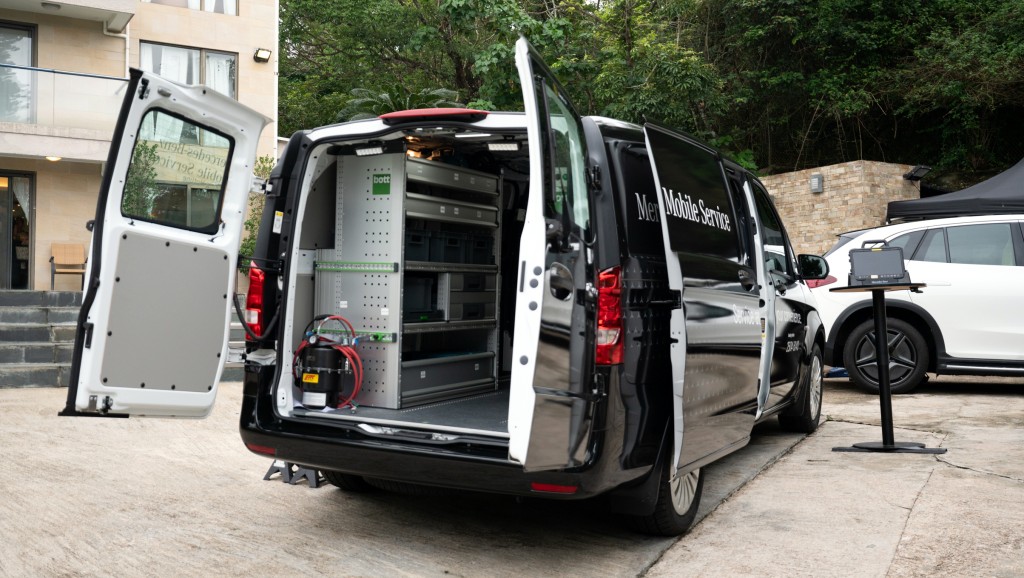 平治Mercedes-Benz香港推出全新Mobile Service服務，車尾門為對開式結構，以方便技師進出車廂。