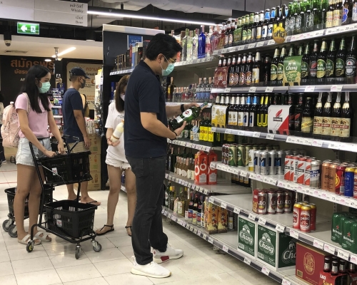 民眾紛紛選購酒精飲品。AP
