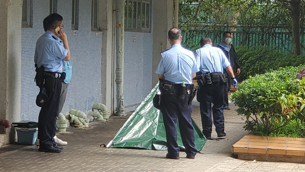 女子墮樓當場不治,警員以帳篷遮蓋屍體。蔡楚輝攝