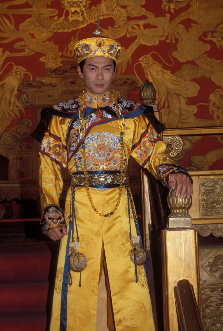 江华多次演出皇帝角色，包括《杨贵妃》、《九五至尊》等。