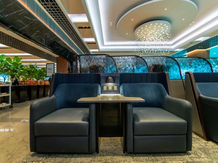 SilverKris Lounge商務艙區域的沙發座椅。