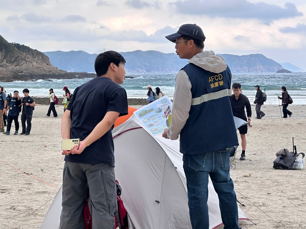 漁護署人員不時於西貢營地一帶向露營人士宣傳教育露營守則。漁護署fb