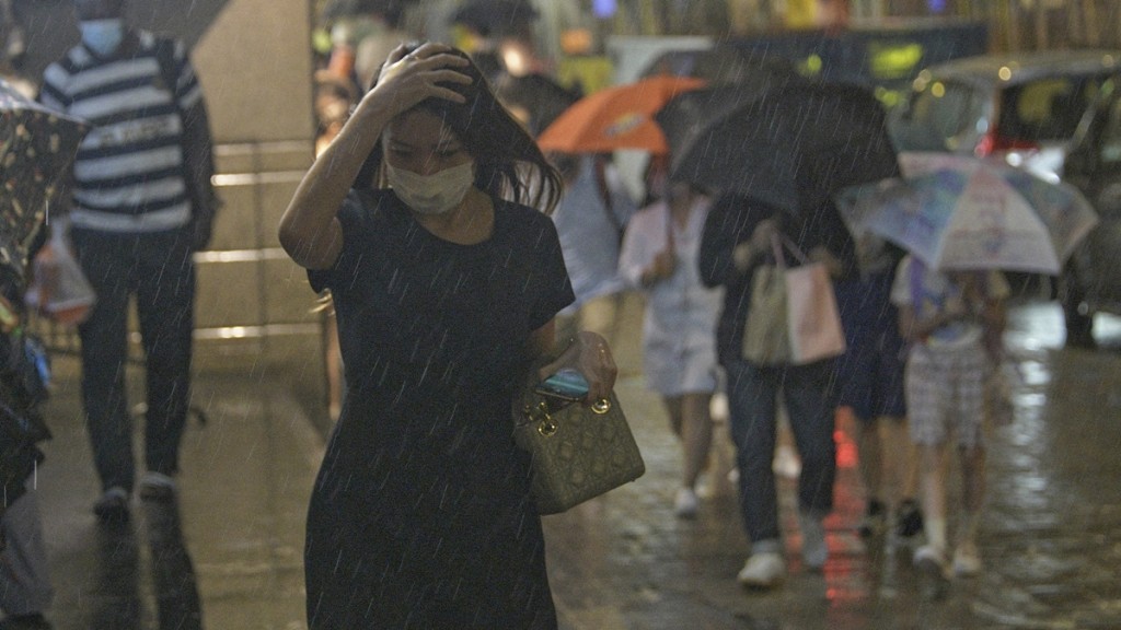 天文台指位於珠江口以西的雷雨區正逐漸靠近,可能在未來一兩小時影響本港。資料圖片