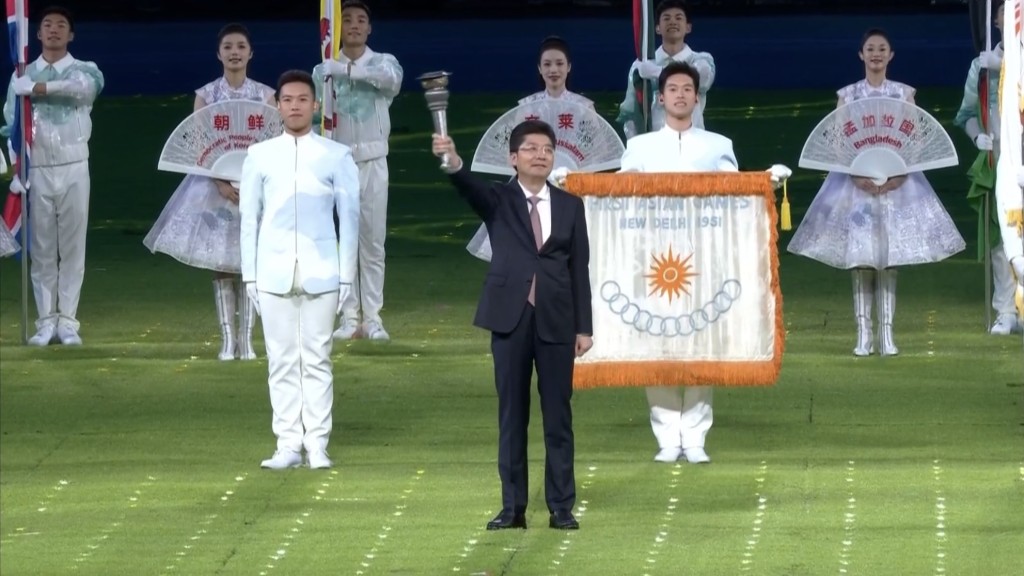 杭州市长姚高员交出第一届亚运会火炬及第一届亚运会会旗。开电视截图