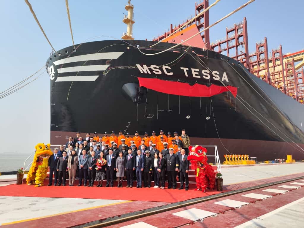 (MSC TESSA)輪在中國交接。