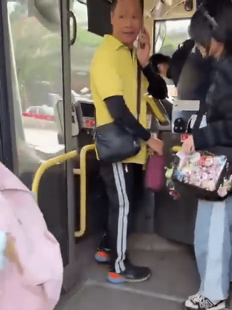 有熱心乘客途人上前協助車長。