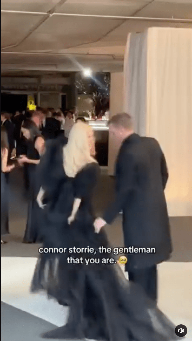 Connor Storrie在紅毯上為Rosé整理裙襬，非常體貼。