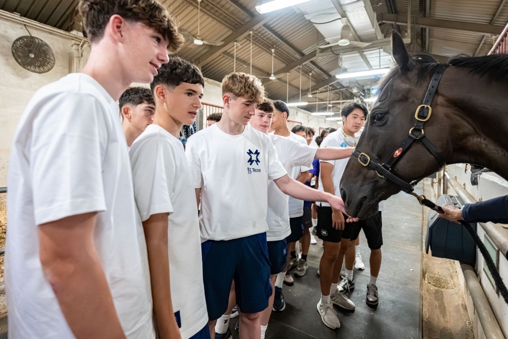 曼聯16歲以下青年隊周二參觀馬會屯門公眾騎術學校，到訪馬房及觀賞馬術示範。