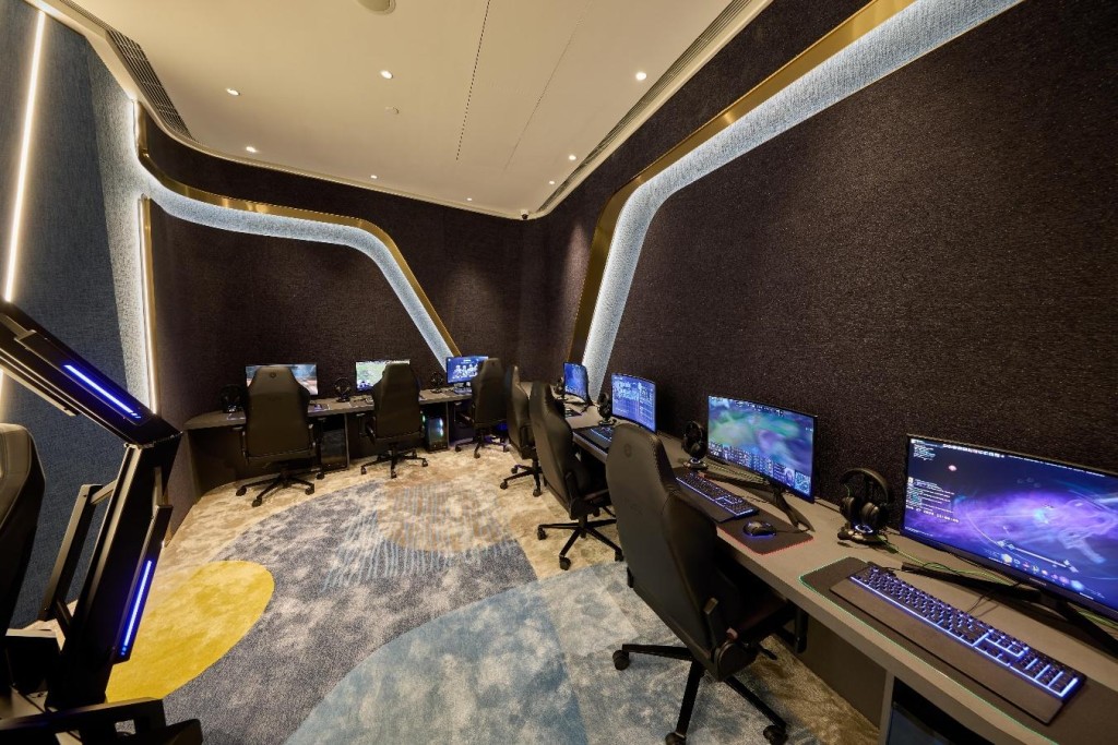 會所特設電競房,配備高性能電腦設備。 會所特設電競房,配備高性能電腦設備。