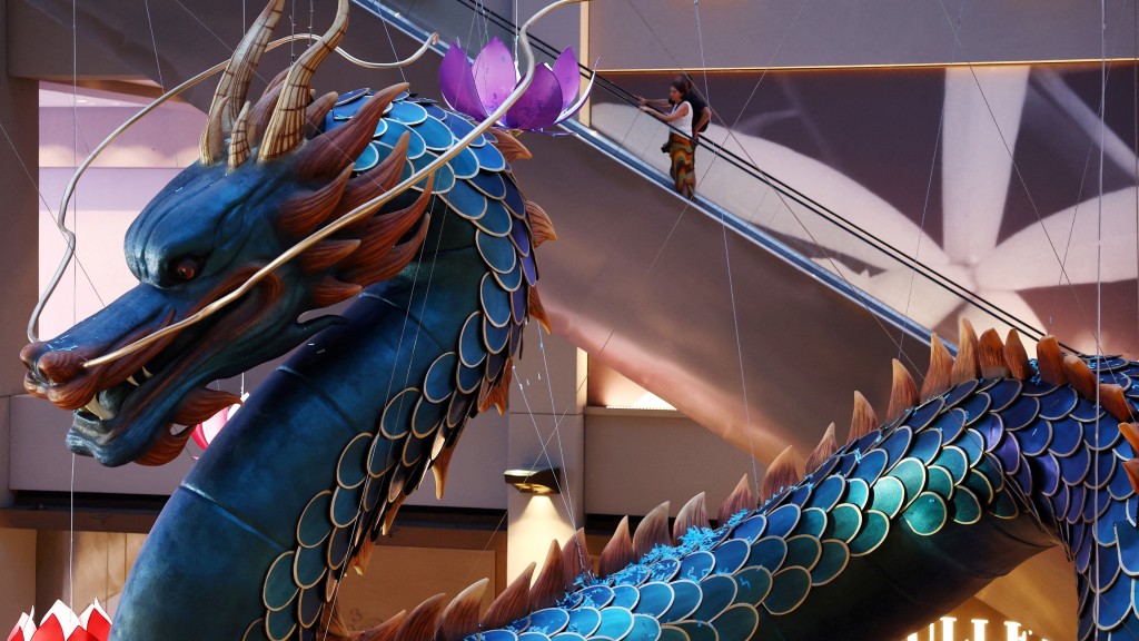 新加坡一个商场以40米巨龙作为农历新年装饰。 路透社