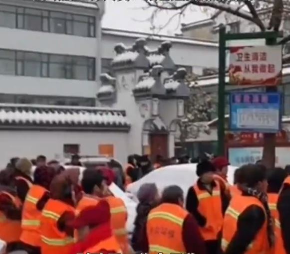 河南夏邑清洁工冒雪追薪，引起网民愤慨。影片截图