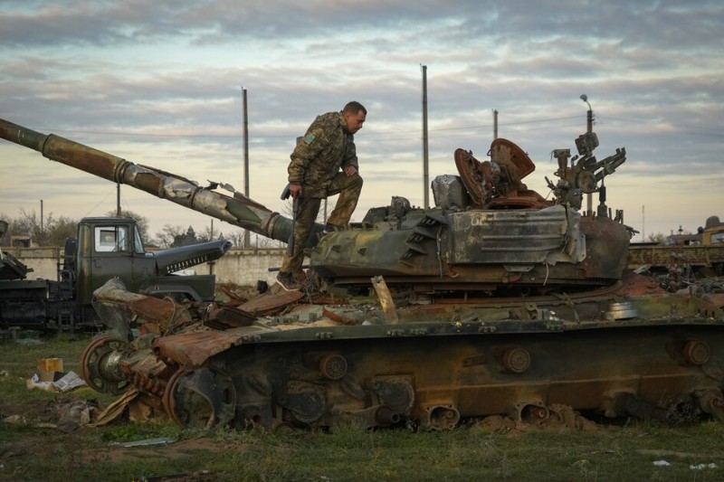 烏克蘭士兵正在查看被擊毀的俄軍坦克車。美聯社