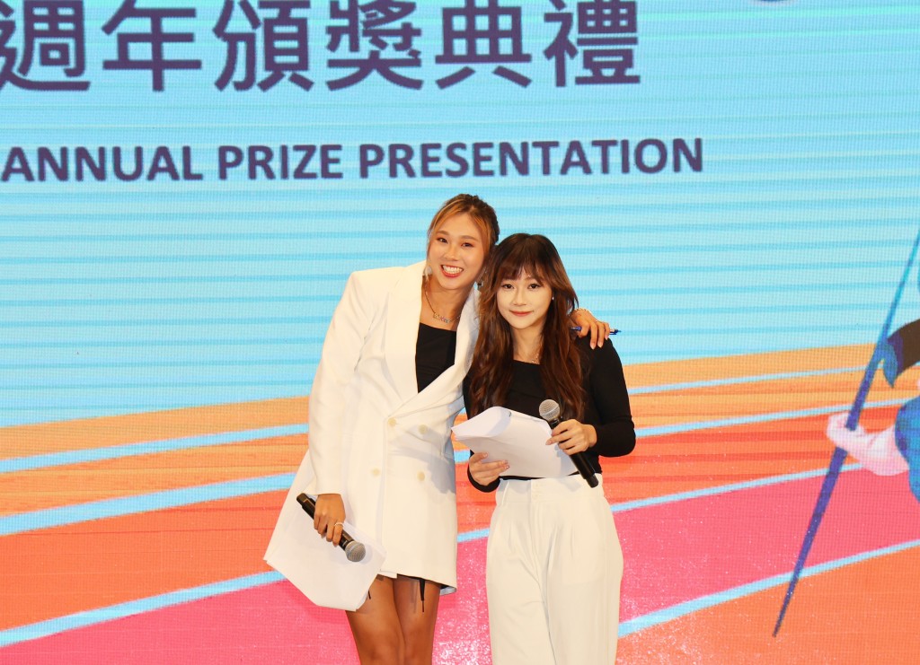 短跑陈佩琦（右）及跳高邓伊程（左）在颁奖礼上客串司仪。