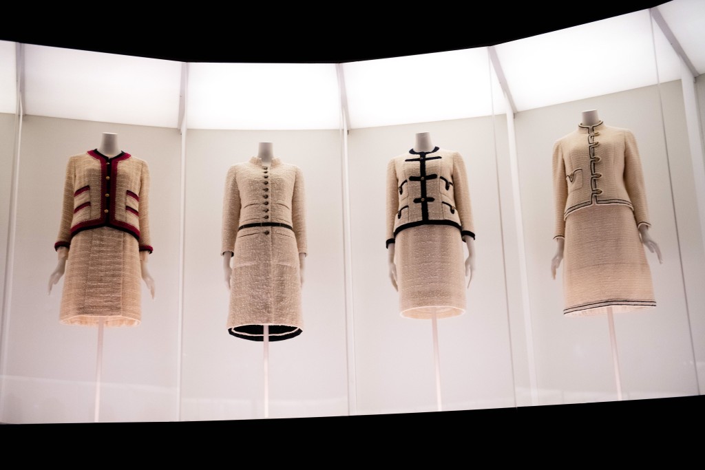 經典的粗花呢套裝（Tweed Suit），直至今天仍是Chanel的熱賣招牌作。