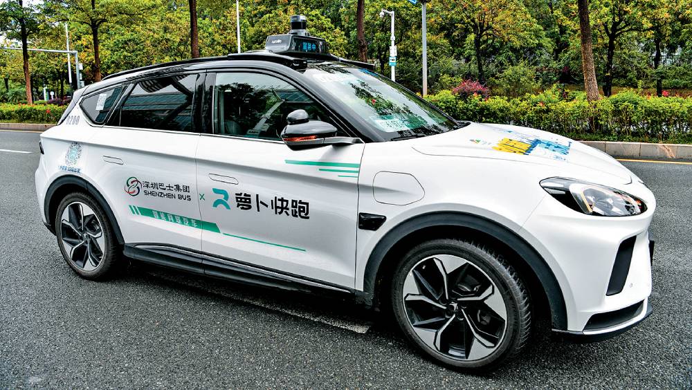 「蘿蔔快跑」無人駕駛網約車在武漢約有400餘輛。