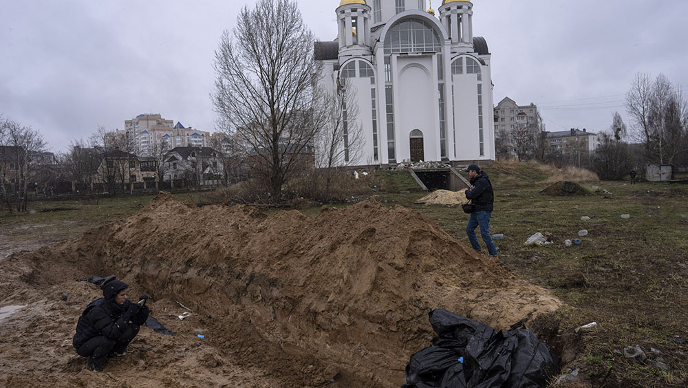 布查鎮鎮長稱當地郊區教堂的大型亂葬崗已經掩埋近300人。AP