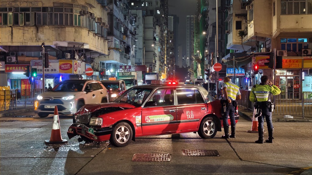 的士車頭嚴重損毀。