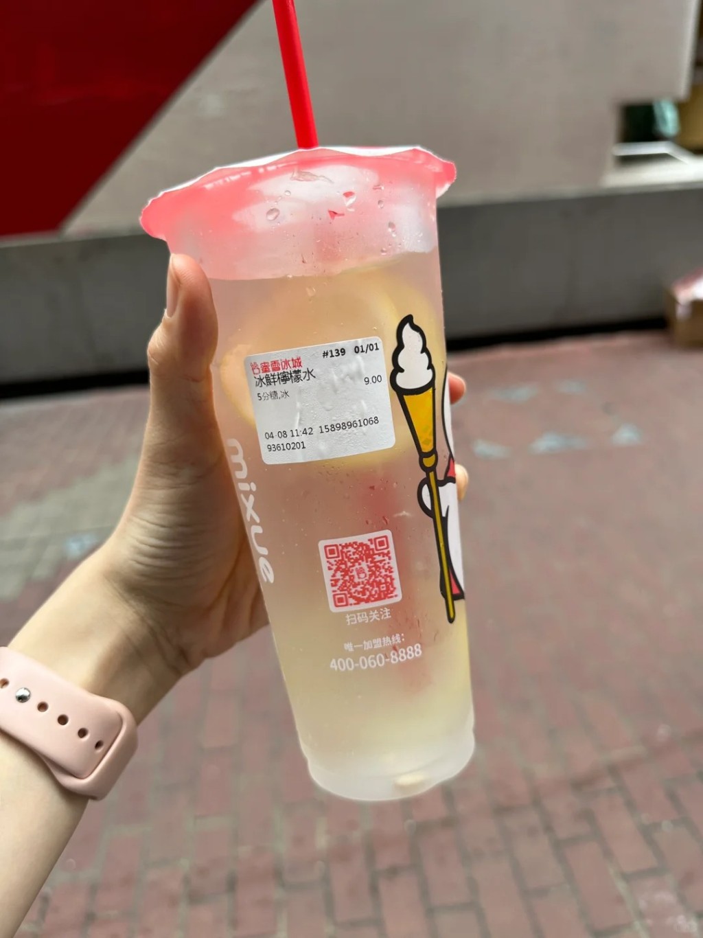 香港蜜雪冰城的柠檬水卖$9。（图片来源︰港小漂在努力@小红书）