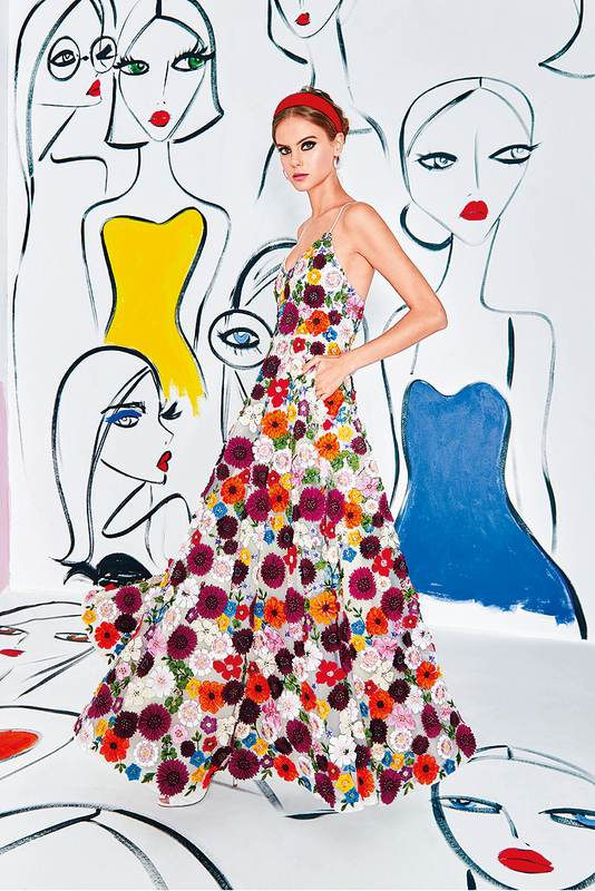 以不同色彩花飾拼貼而成的連身長裙，彰顯品牌美學與工藝。