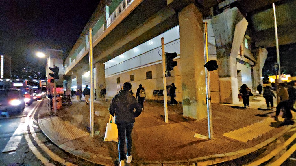 沙田沙角街與逸泰街交界4個斜角均安裝了各2條金屬圓柱,部分圓柱已裝有設備。