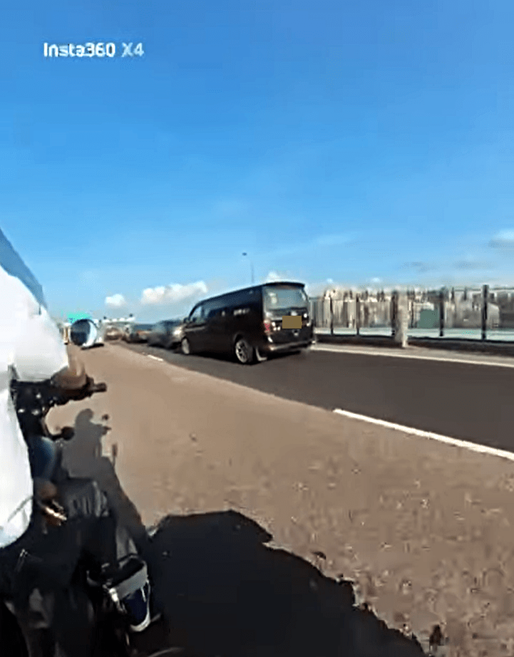客貨車收掣不及撞前車。fb：香港公共交通智庫  