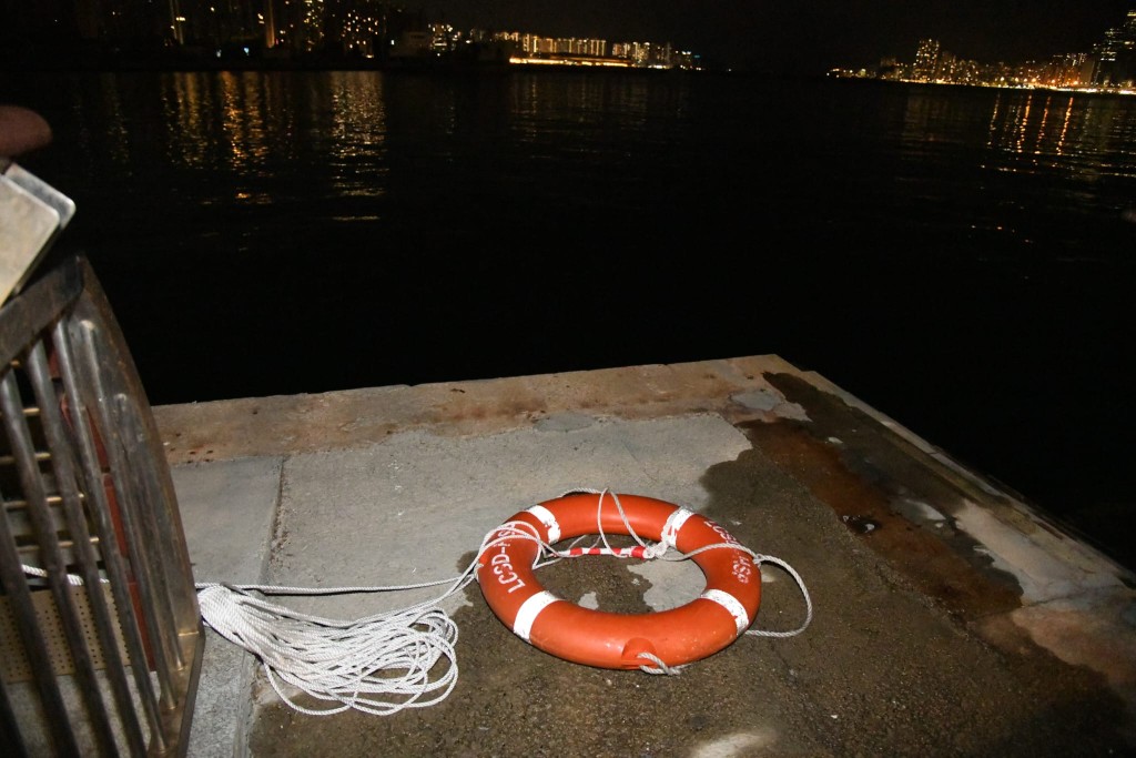 附近市民發現有人墮海，迅速拋下水泡協助，並報警求助。蔡楚輝攝