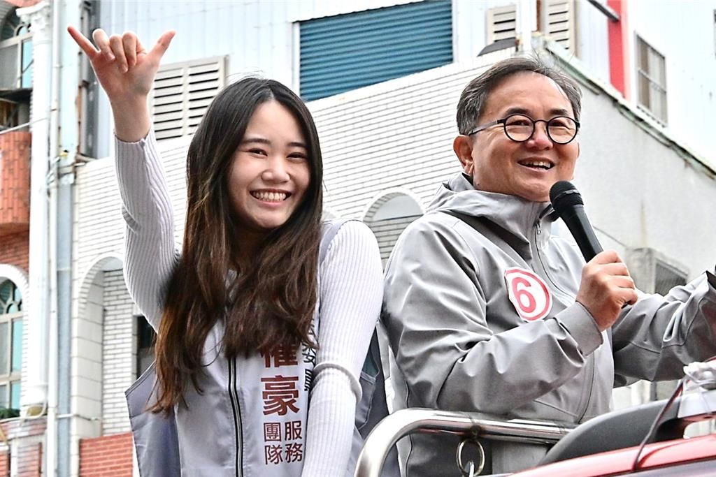 無黨籍台東立委候選人劉櫂豪的女兒首次陪同車隊掃街。 中時
