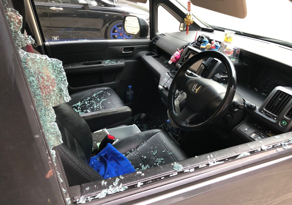 车厢满布玻璃碎。